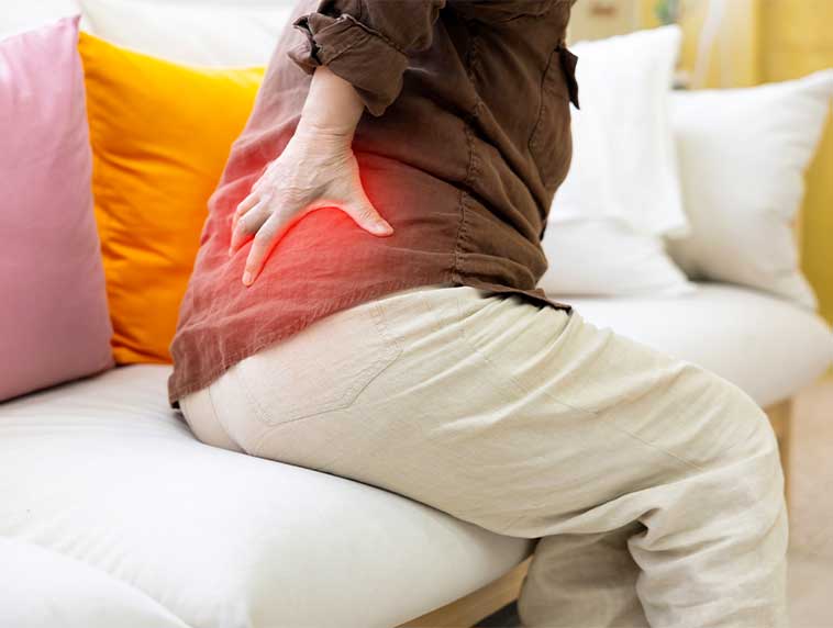 腰が痛そうな人の写真