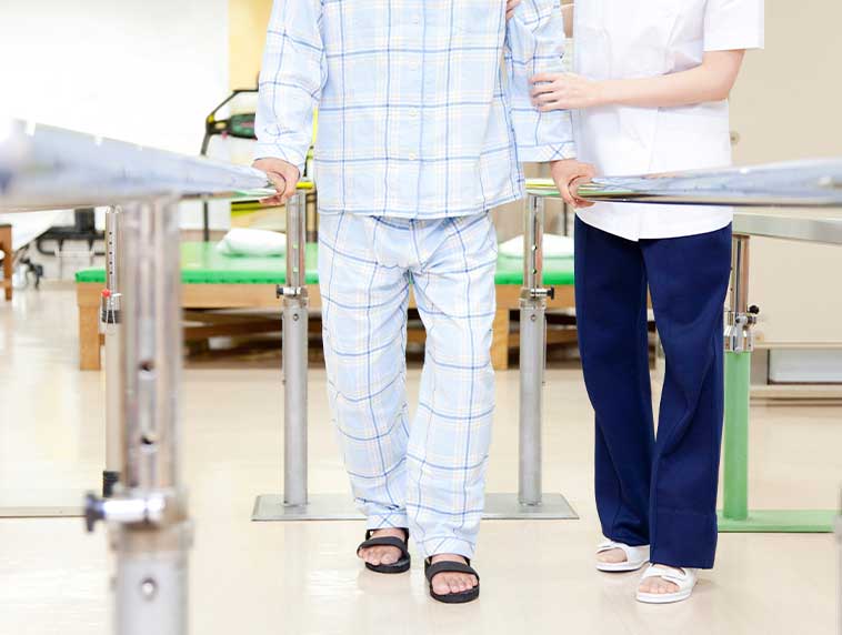 リハビリをする人の写真